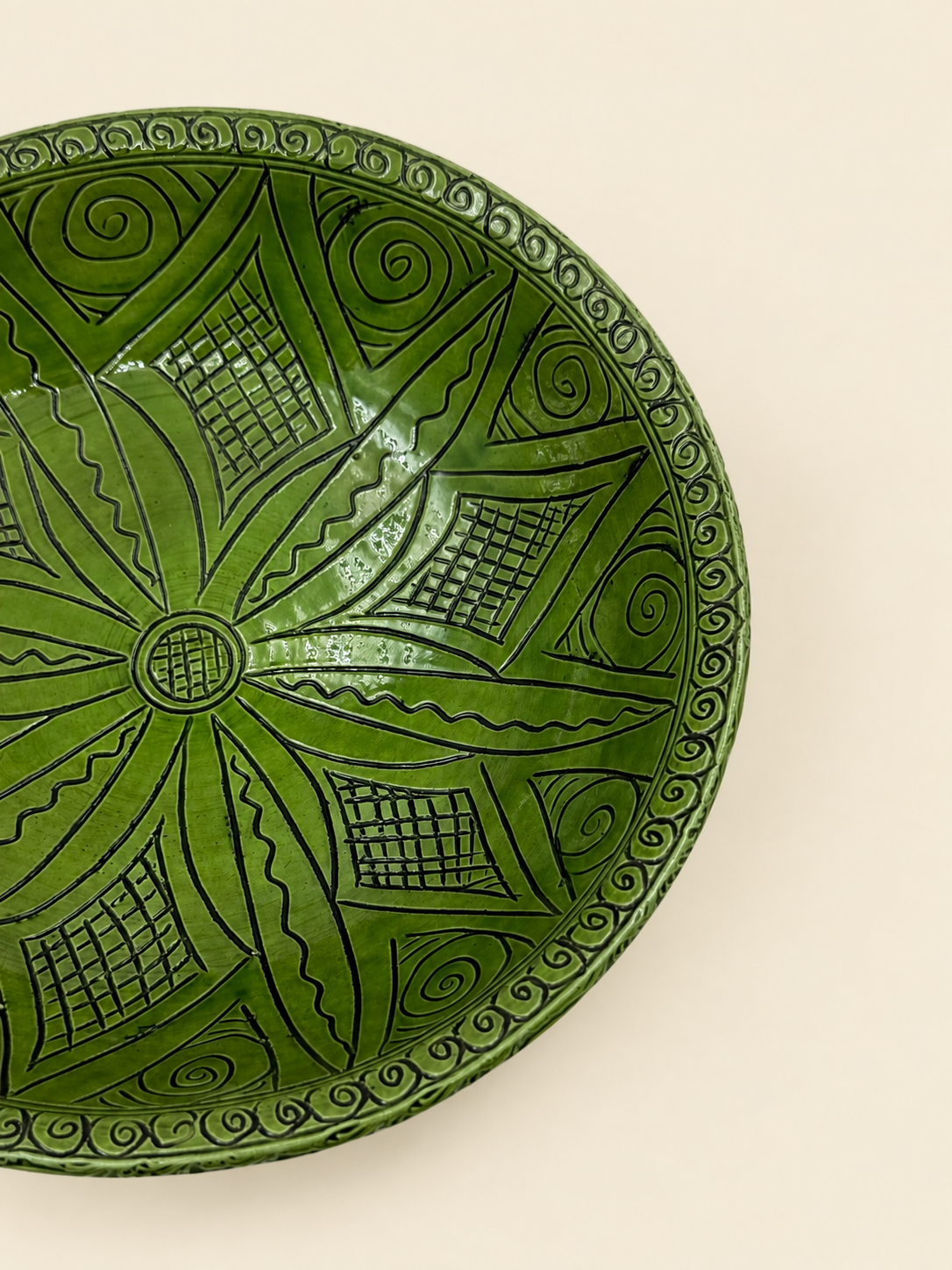 Yeşil Geometrik Desenli El Boyaması Seramik Duvar Tabağı