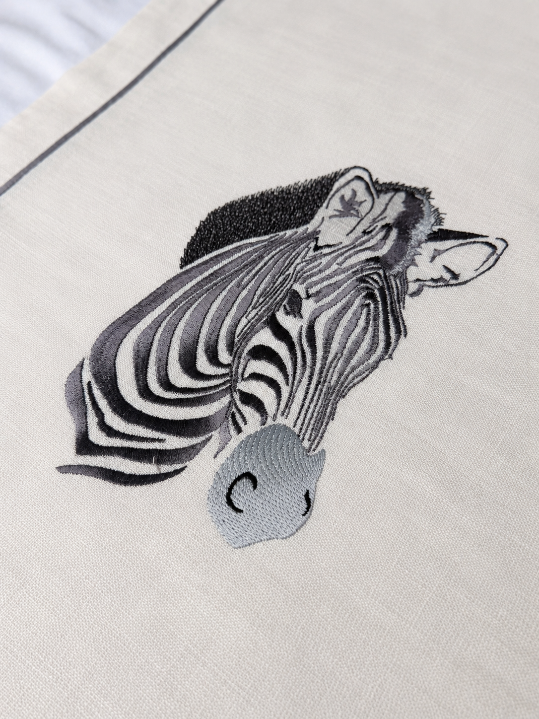 Zebra Nakışlı Masa Runner